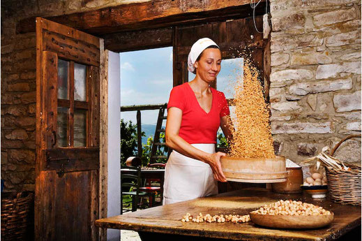 Frau röstet Premium-Haselnüsse